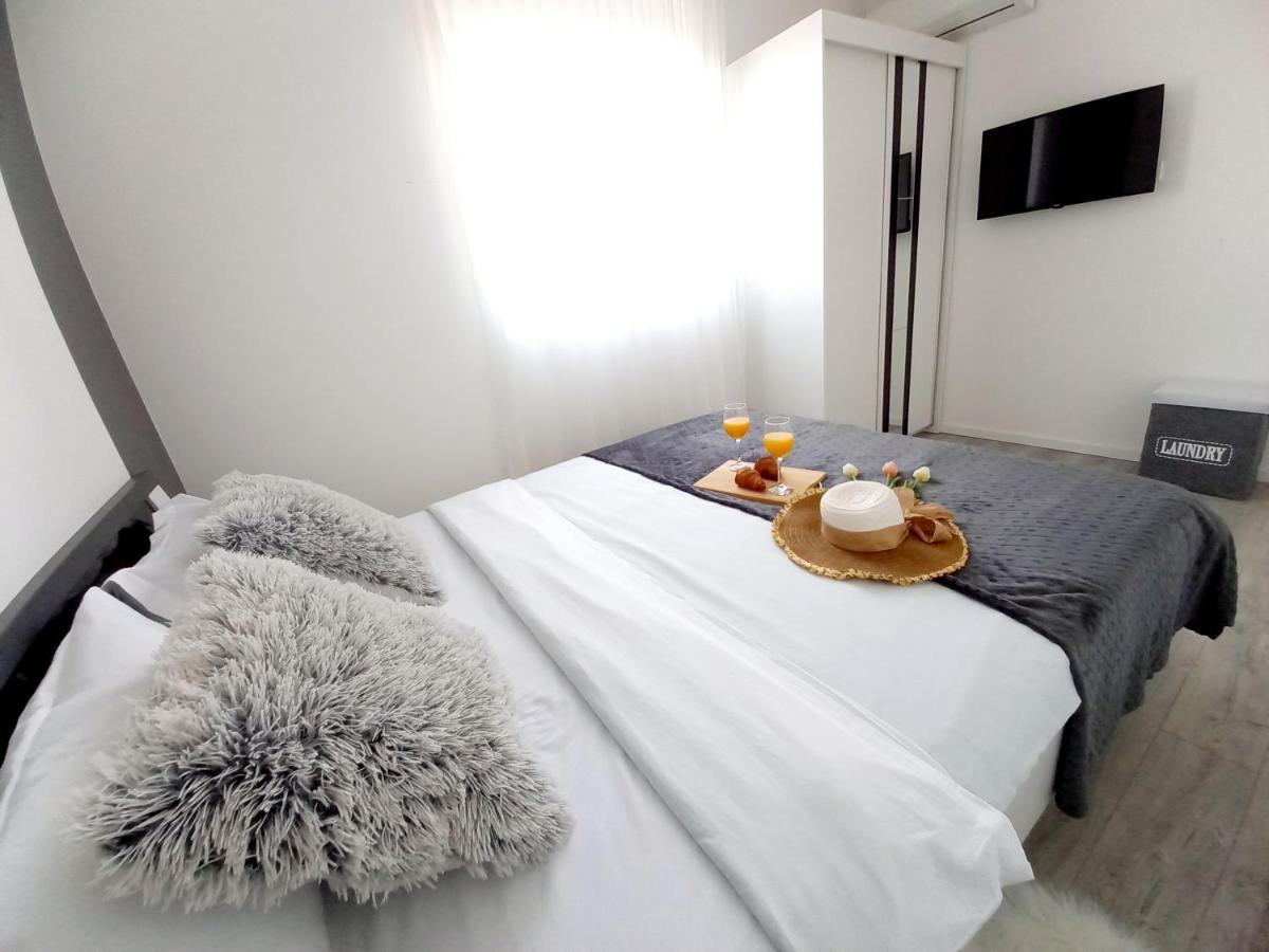 Villa Tia With Heated Pool & Jacuzzi Murvica  Kültér fotó