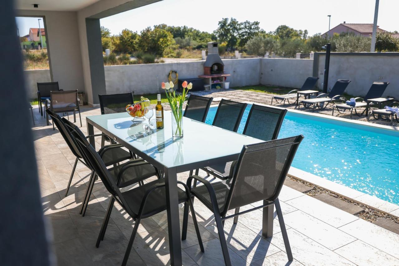 Villa Tia With Heated Pool & Jacuzzi Murvica  Kültér fotó