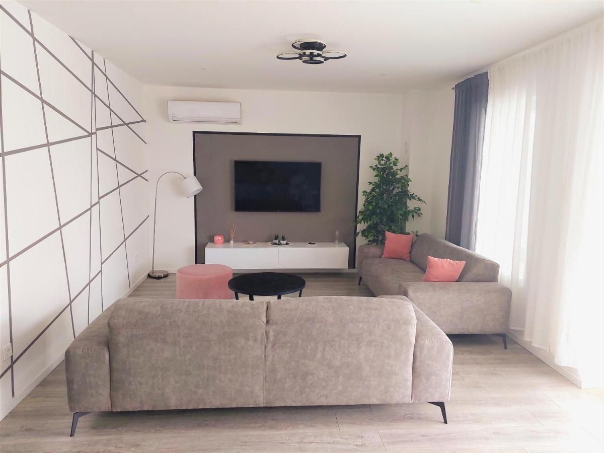 Villa Tia With Heated Pool & Jacuzzi Murvica  Kültér fotó
