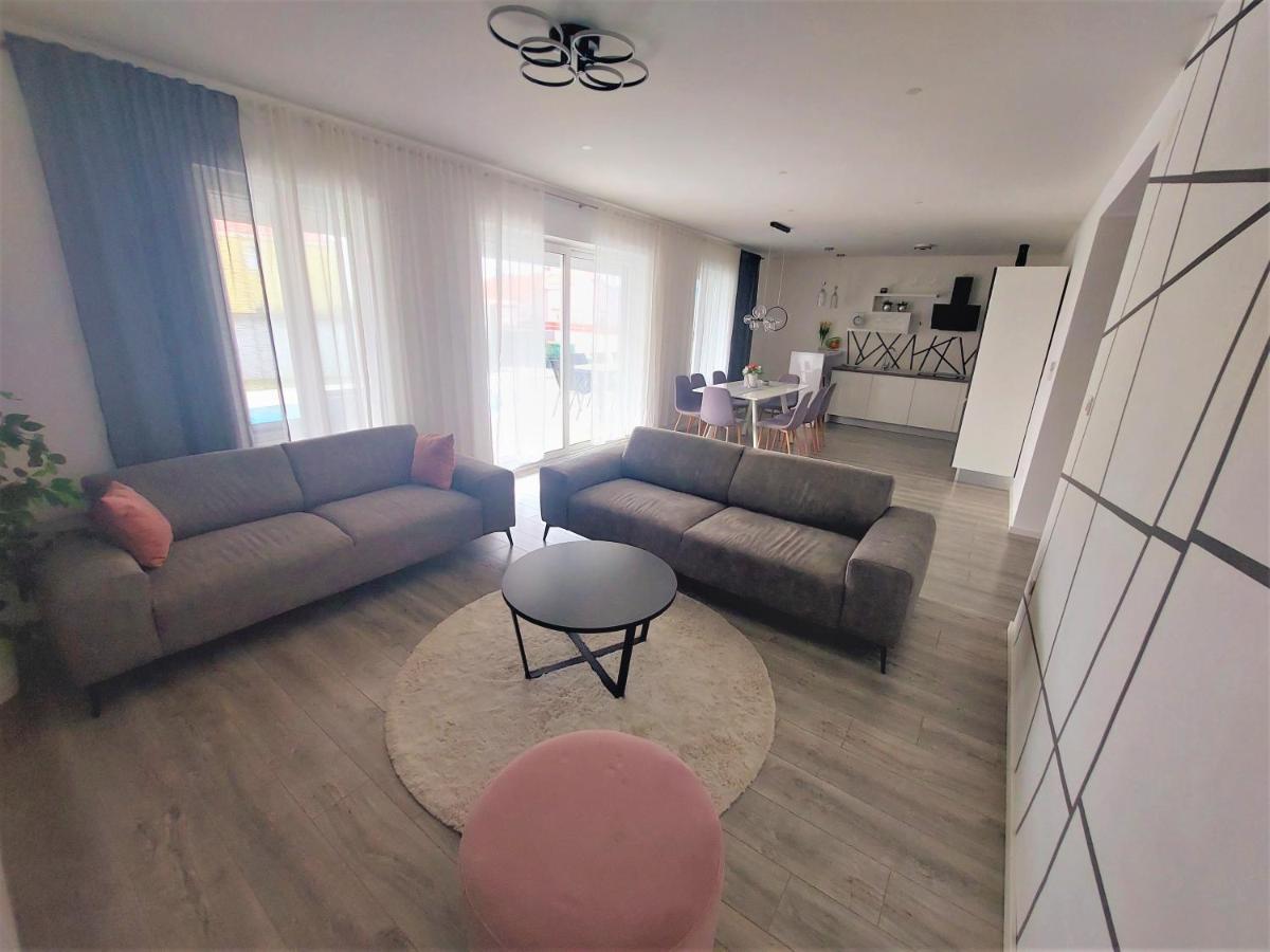 Villa Tia With Heated Pool & Jacuzzi Murvica  Kültér fotó