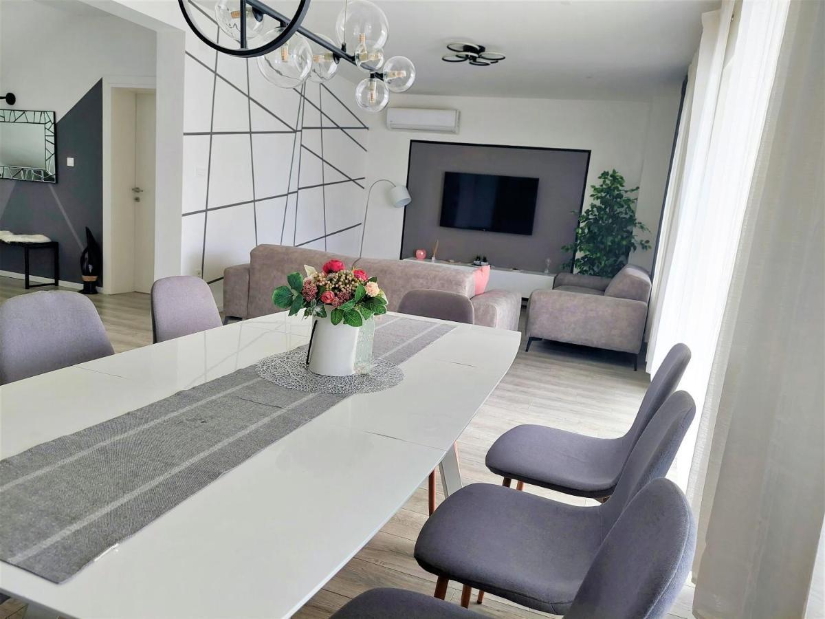 Villa Tia With Heated Pool & Jacuzzi Murvica  Kültér fotó